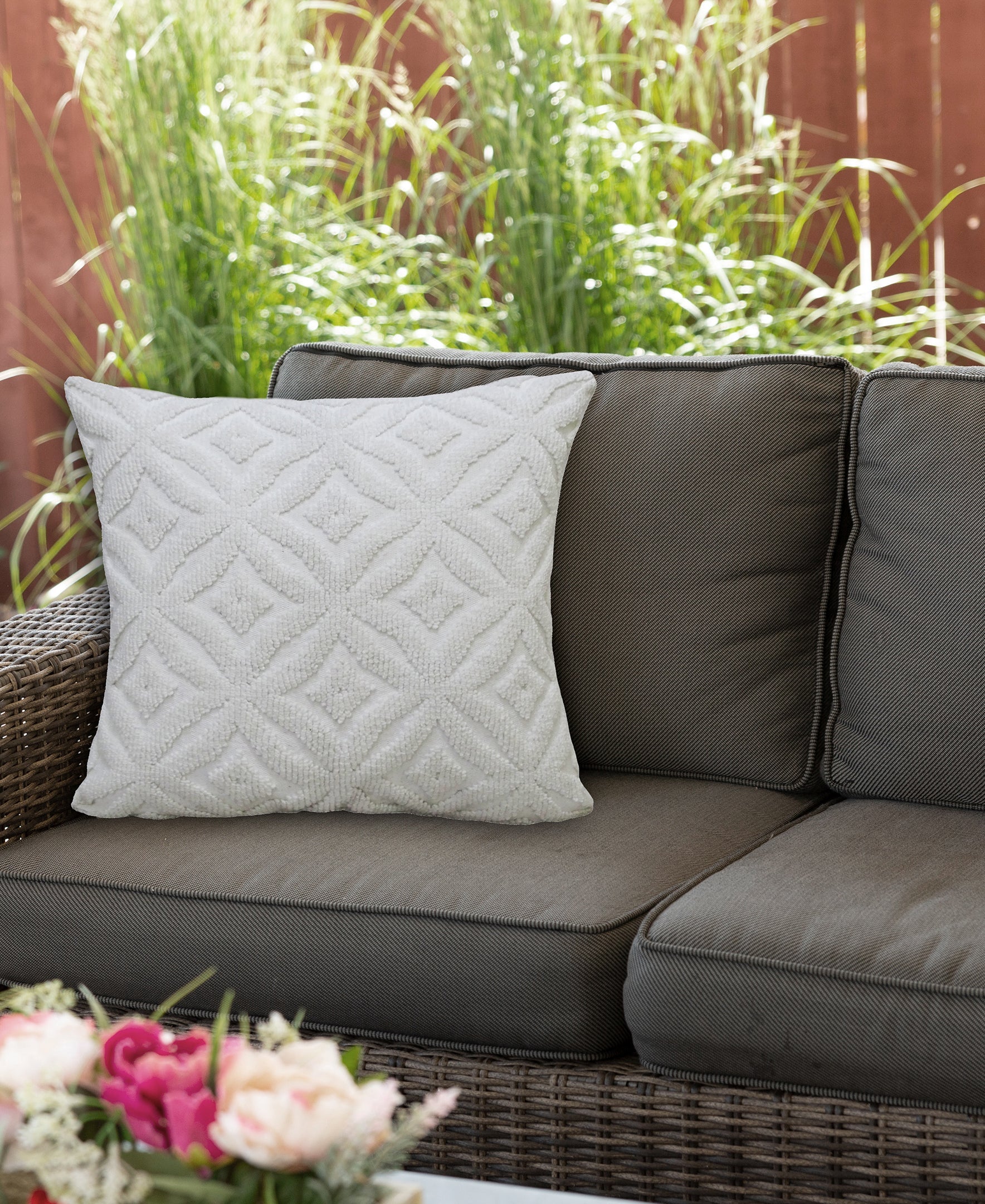 18"x18" White Indoor Outdoor Ogee Decorative Pillow - Snag N' Style