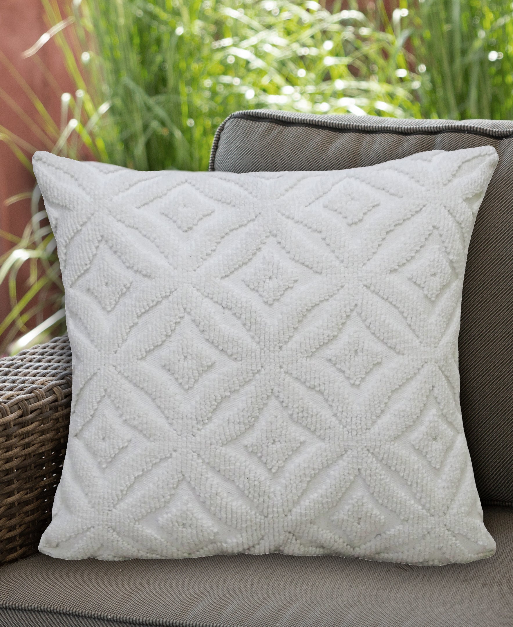18"x18" White Indoor Outdoor Ogee Decorative Pillow - Snag N' Style